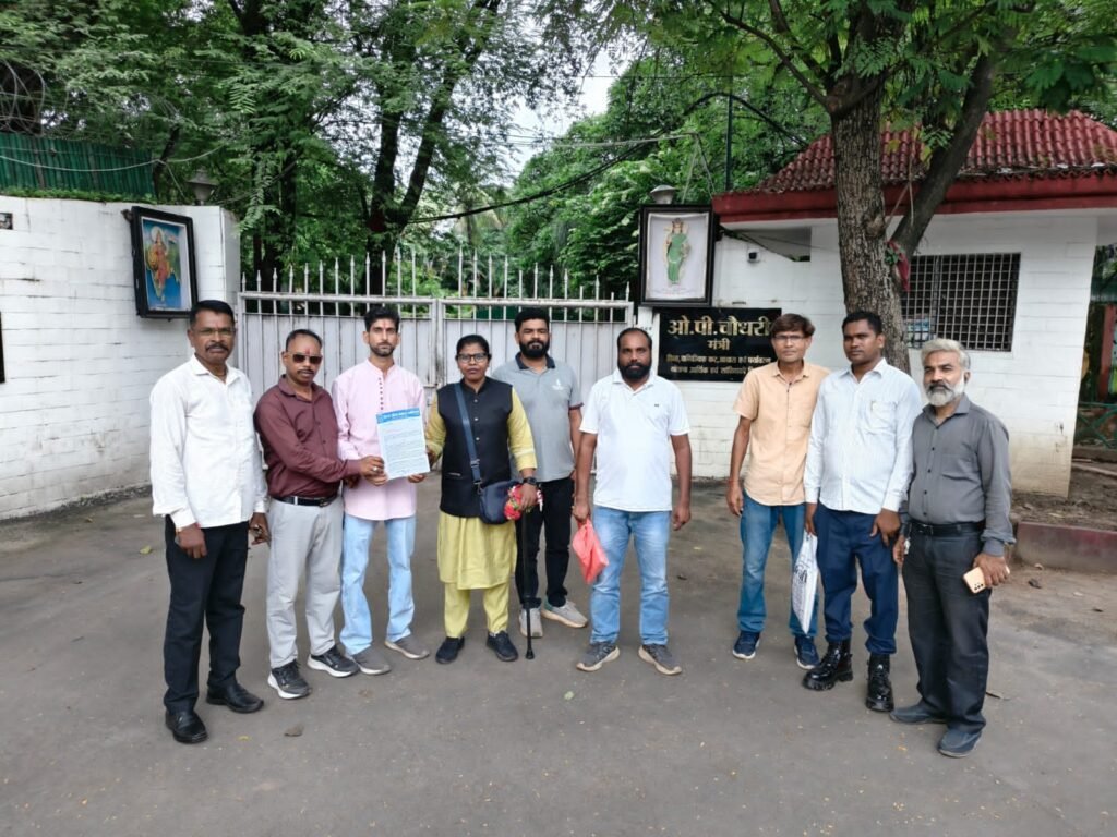 अपर संचालक संजीव तिवारी के खिलाफ जांच की मांग, राज्यपाल समेत प्रमुख संवैधानिक पदाधिकारियों को सौंपा ज्ञापन img 20260908 wa0030